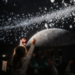 Crianças admirando o céu estrelado