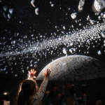 Crianças admirando o céu estrelado