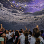 Crianças maravilhadas sob o luar